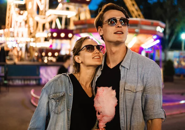 Preciosa pareja joven hipster citas durante el atardecer de verano . — Foto de Stock