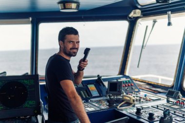 Deniz seyir subayı tarafından Vhf telsiz bildiriyor