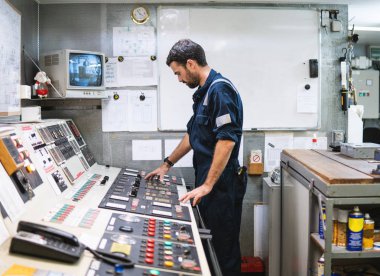 Makine dairesinde çalışan deniz çarkçi