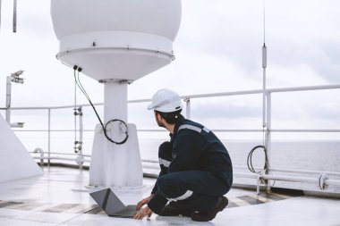 Servis teknisyeni veya asker Vsat terminal yakınındaki