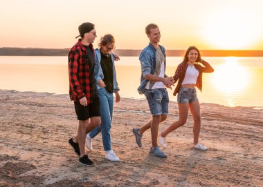birlikte yürüyüş sırasında sunset beach üzerinde arkadaşlar