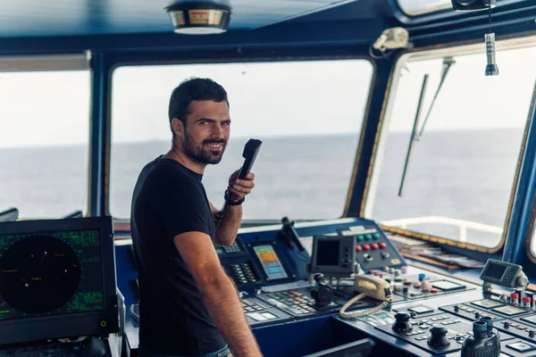 Deniz seyir subayı tarafından Vhf telsiz bildiriyor