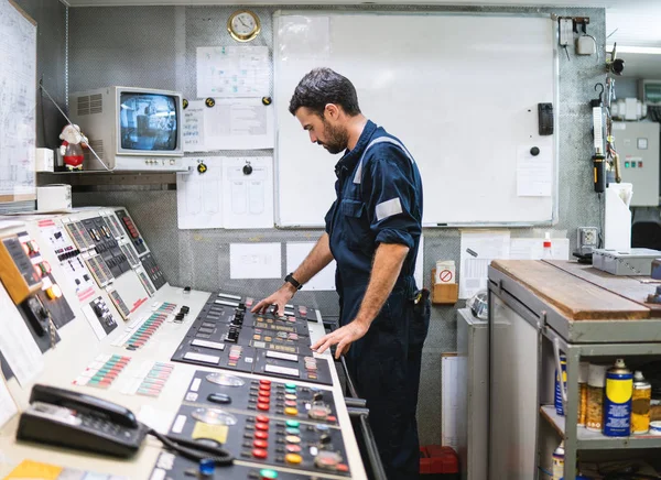 Mariene werktuigkundige werken in machinekamer — Stockfoto