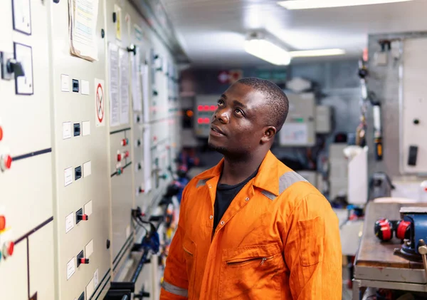 Mariene werktuigkundige werken in machinekamer — Stockfoto