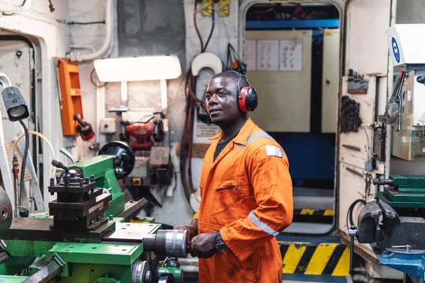 Mariene werktuigkundige werken in machinekamer — Stockfoto