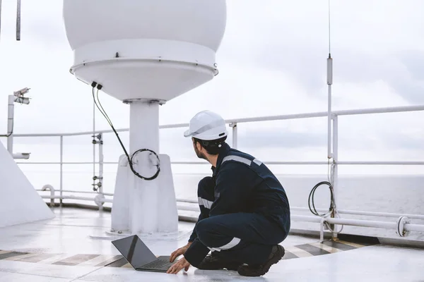 Técnico de serviço ou serviceman perto do terminal VSAT — Fotografia de Stock