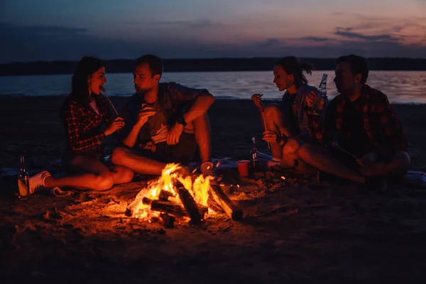 Young friends have picnic with bonfire on the beach — Stock Photo, Image