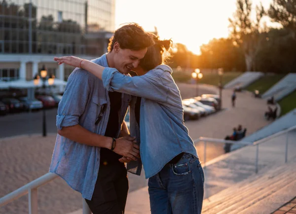 Beau jeune couple hipster datant pendant le coucher du soleil d'été . — Photo