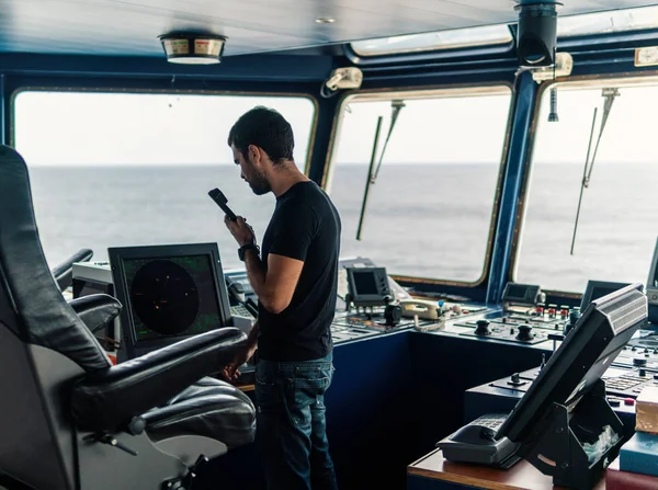 Oficial de navegação da Marinha está reportando por rádio VHF — Fotografia de Stock