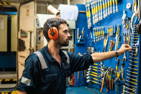 Ingeniero de marina trabajando en sala de máquinas — Foto de Stock