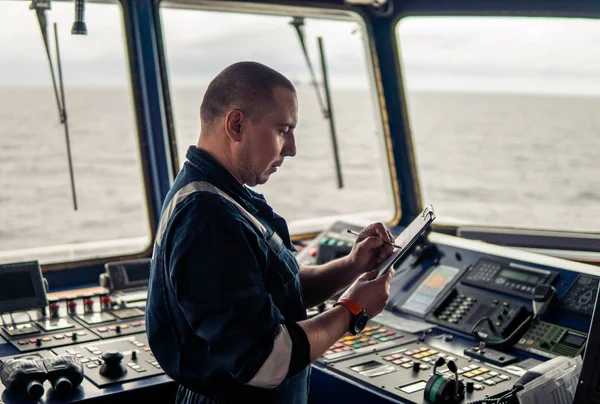 Oficial de navegação marítima ou companheiro de chefe no relógio de navegação — Fotografia de Stock