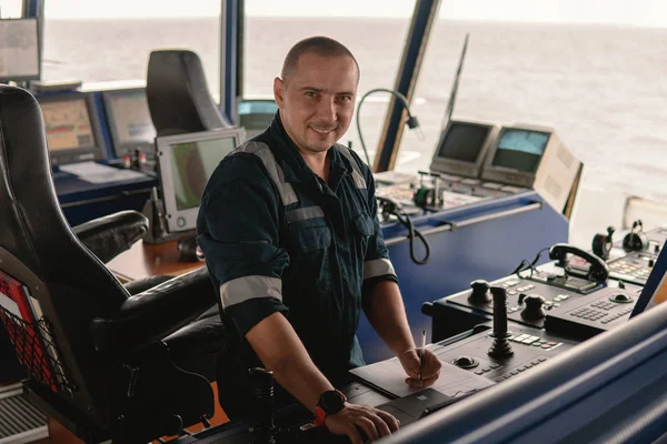 Oficial de navegación marina está utilizando portátil o portátil en el mar — Foto de Stock
