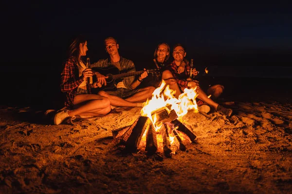 Giovani amici hanno pic-nic con falò sulla spiaggia — Foto Stock