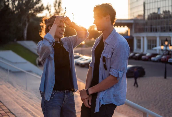 Preciosa pareja joven hipster citas durante el atardecer de verano . — Foto de Stock