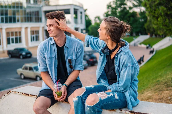 Preciosa pareja joven hipster citas durante el atardecer de verano . — Foto de Stock