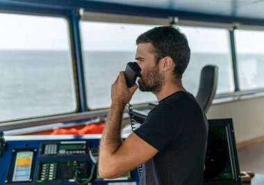 Deniz seyir subayı tarafından Vhf telsiz bildiriyor