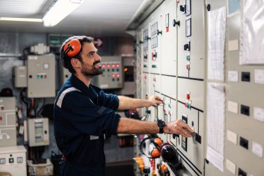 Makine dairesinde çalışan deniz çarkçi
