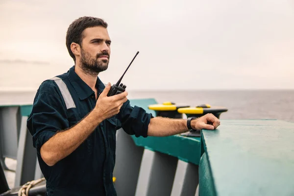 Oficial de convés marinho ou companheiro principal no convés do navio ou navio — Fotografia de Stock