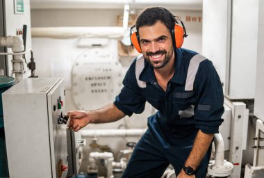 Makine dairesinde çalışan deniz çarkçi