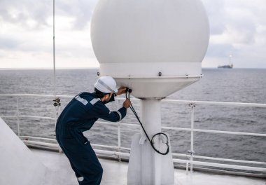 Servis teknisyeni veya asker Vsat terminal yakınındaki