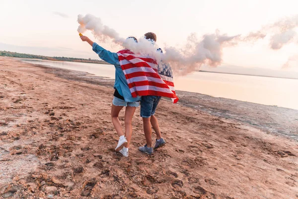 Pareja americana con bengala o fusee — Foto de Stock