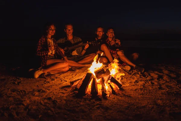 Camp Strand Gruppe Junger Freunde Beim Picknick Lagerfeuer Mann Spielt — Stockfoto