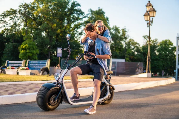 전기 자전거와 데이트 하는 사랑 스러운 젊은 부부. — 스톡 사진