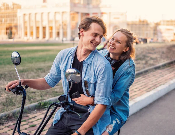 Νεαρό ζευγάρι Lovely οδήγηση ηλεκτρικό ποδήλατο κατά τη διάρκεια του καλοκαιριού — Φωτογραφία Αρχείου