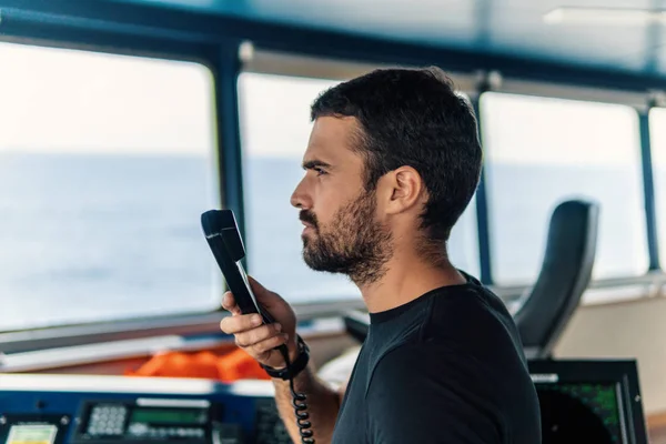 Oficial de navegação da Marinha está reportando por rádio VHF — Fotografia de Stock