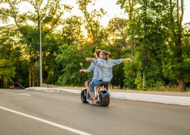 Yaz aylarında elektrikli bisiklet sürüş güzel genç çift