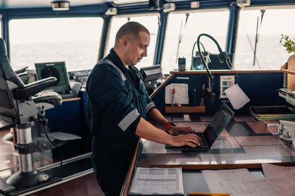 Navigatie marineofficier is het gebruik van laptop of notebook bij zee — Stockfoto