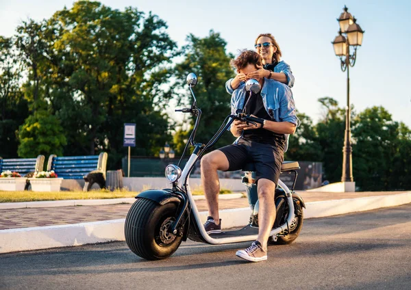 전기 자전거와 데이트 하는 사랑 스러운 젊은 부부. — 스톡 사진