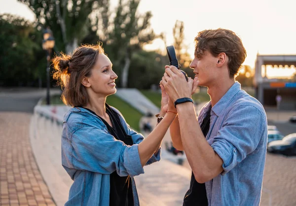 Preciosa pareja joven hipster citas durante el atardecer de verano . — Foto de Stock