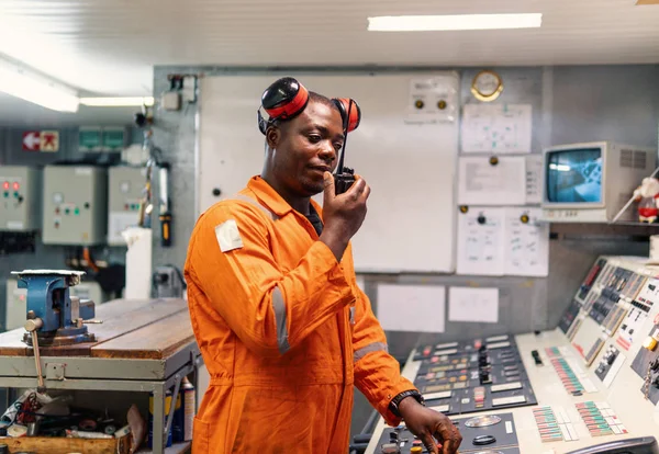 Mariene werktuigkundige werken in machinekamer — Stockfoto