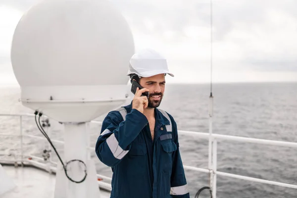 Tengeri fedélzeti tiszt vagy vezető tiszt a fedélzetén a hajó vagy hajó — Stock Fotó
