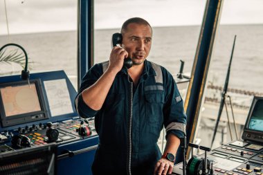 Deniz seyir subayı tarafından Vhf telsiz bildiriyor