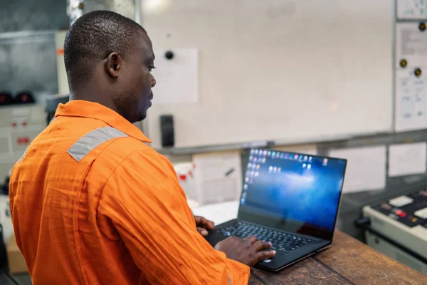 Marine-Ingenieur Offizier arbeitet im Maschinenraum — Stockfoto