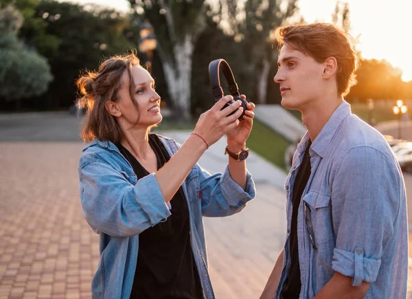 Para piękny młody hipster celownik podczas summer zachód słońca. — Zdjęcie stockowe