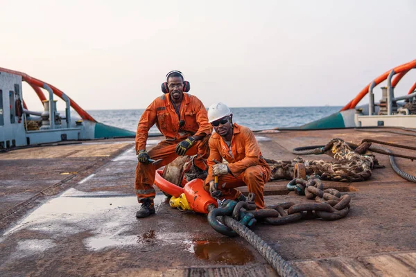 Seaman AB ou Bosun no convés de embarcação ou navio offshore — Fotografia de Stock