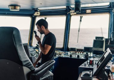 Deniz seyir subayı tarafından Vhf telsiz bildiriyor