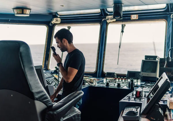 Oficial de navegação da Marinha está reportando por rádio VHF — Fotografia de Stock