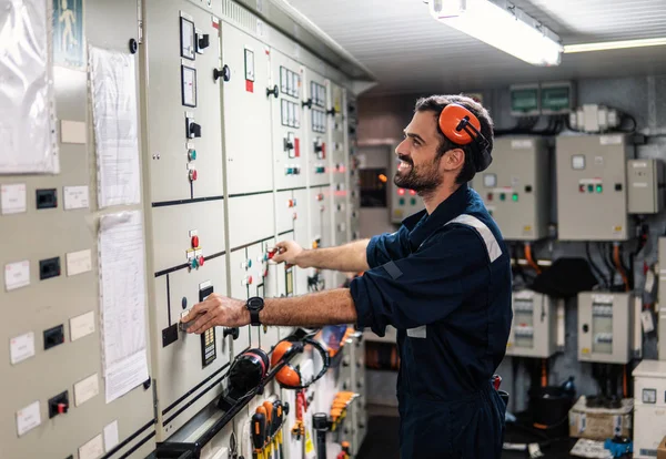 Marine-Ingenieur Offizier arbeitet im Maschinenraum — Stockfoto