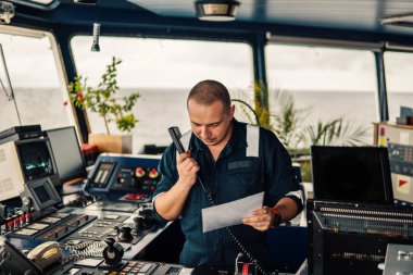 Deniz seyir subayı tarafından Vhf telsiz bildiriyor