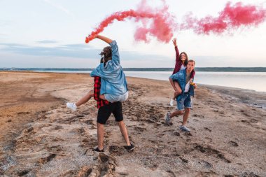 El parlama veya fusee ile çalışan genç arkadaşlar