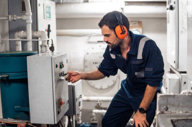 Makine dairesinde çalışan deniz çarkçi