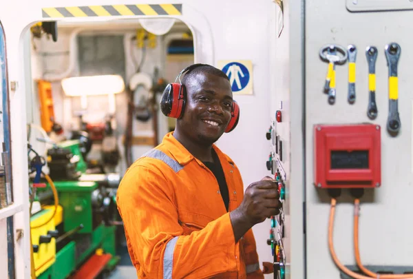 Mariene werktuigkundige werken in machinekamer — Stockfoto