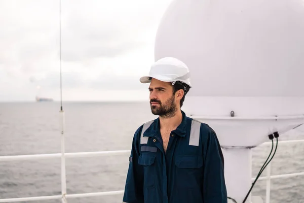 Técnico de servicio o militar cerca de la terminal VSAT — Foto de Stock