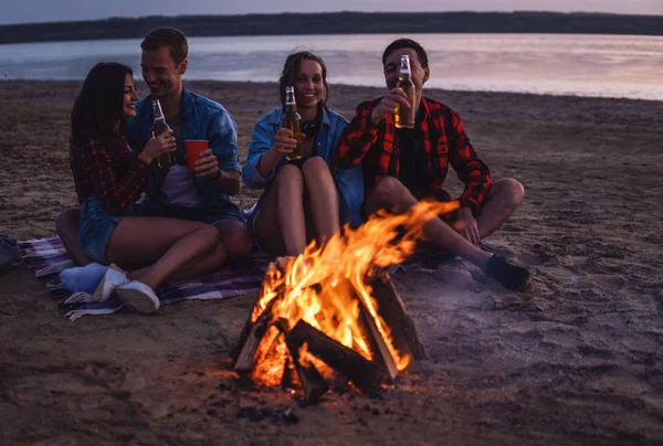 年轻的朋友在海滩上野餐和篝火 — 图库照片