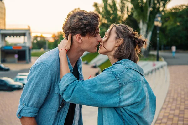 Pár krásných mladých bokovky datování během letní západ slunce. — Stock fotografie