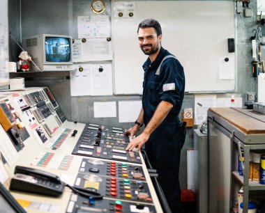 Makine dairesinde çalışan deniz çarkçi